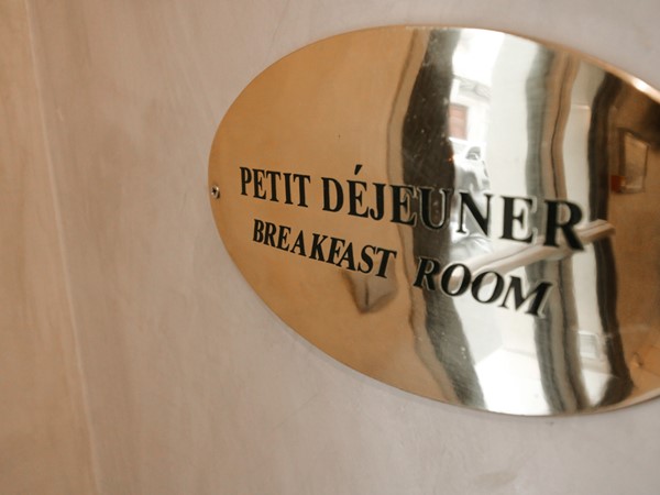 An image labelled Petit Déjeuner