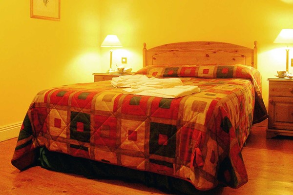 An image labelled Chambre Double + Single Room / Triple (3xS)