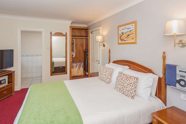 An image labelled Chambre Double Abbey Lodge