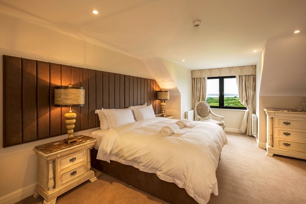 An image labelled Chambre Double, Twin or Triple Superior Sea & Mountain View