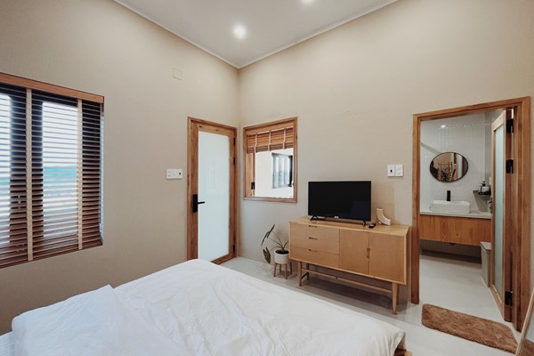 An image labelled Chambre Double - Phòng 3 (Deluxe) - XOM House Biển Hồ